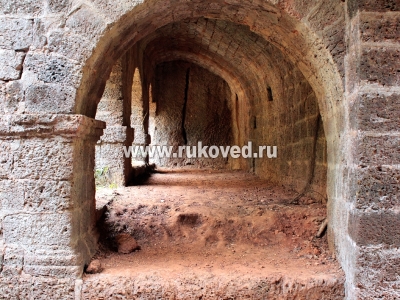 Еще немного и джунгли поглотят оставшиеся постройки форта.